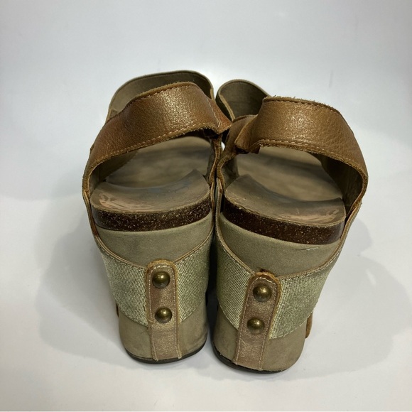 OTBT Bushnell platform Sandals casual metallic gold bronze women’s size 7 - Picture 5 of 9